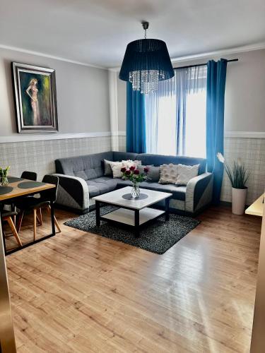 sala de estar con sofá y mesa en Apartament Walczaka 46 MIEJSCE PARKINGOWE, en Gorzów Wielkopolski