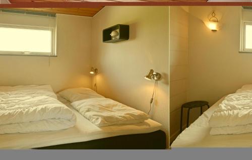 Hejlsにある3 Bedroom Cozy Home In Hejlsのベッドルーム1室(ベッド2台、ランプ、窓付)