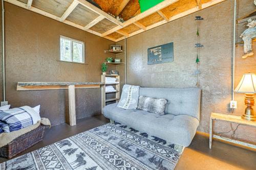 uma sala de estar com um sofá e uma mesa em Smoky Mountain Cabin with Camping Area and Fire Pit! em Whittier