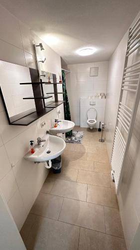 SteyreggにあるSleep24 Monteurzimmer in Steyregg near LINZのバスルーム(洗面台2台、トイレ付)