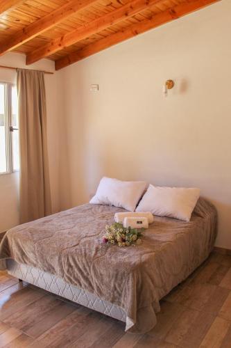 um quarto com uma cama com flores em Tierra Patagonica Departamentos em El Bolsón
