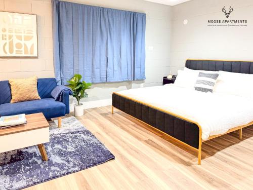 a bedroom with a bed and a couch at The Moose #12 - Brand New Modern Luxe Loft with Free Parking, King Bed & Fast WiFi in Memphis