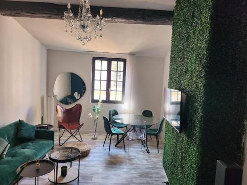 a living room with a table and chairs at L'Elégant in Montauban