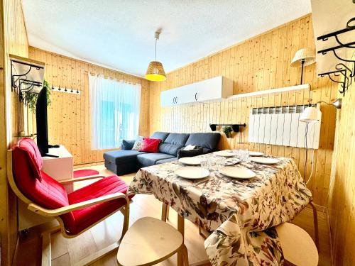 uma sala de estar com uma mesa e um sofá em Esquí y Relax Apartamento em Serra Nevada