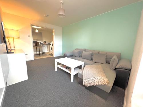 uma sala de estar com um sofá e uma mesa em Entire Flat in Canary Wharf em Londres
