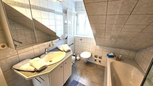 Ένα μπάνιο στο Traumferienwohnung Meckenbeuren