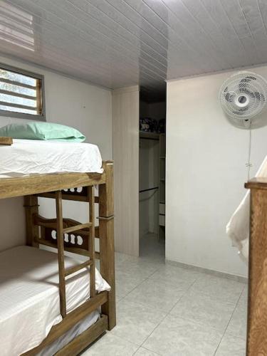 um quarto com um beliche e um armário em Hermosa cabaña la Promesa en Malambo. em Malambo
