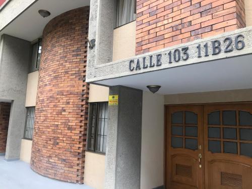 een bakstenen gebouw met een deur ervoor bij Hotel Casa La Riviera in Bogota