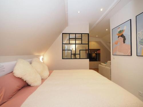 Un pat sau paturi într-o cameră la Luxury flat with amazing view on Eiffel Tower