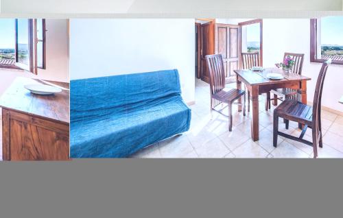 ein Wohnzimmer mit einem Sofa und einem Esstisch in der Unterkunft Li Scalitti 2 in Badesi