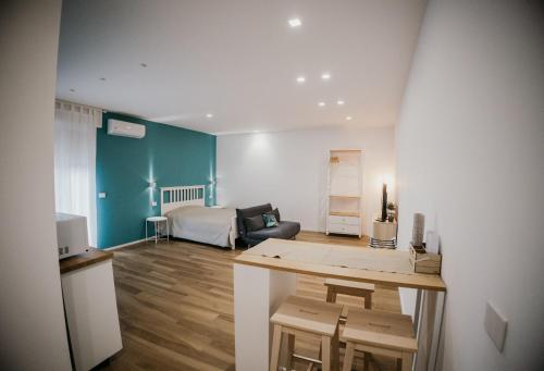 - un salon avec un canapé et un lit dans une chambre dans l'établissement SUITE ROOM TRANI, à Trani