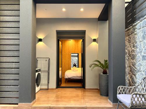 un couloir menant à une chambre avec un lit dans l'établissement T&T - Luxury apartments, à Athènes