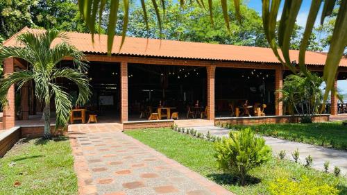 Un jardín fuera de Hotel Tekal del Rio