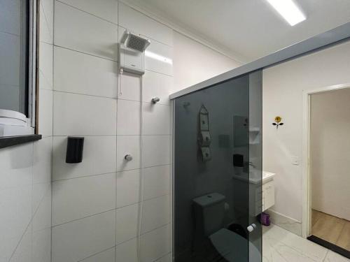 a bathroom with a glass shower with a toilet at Oka Guaranis - casa aconchegante para grupos c ar condicionado e café da manhã in Santa Bárbara dʼOeste