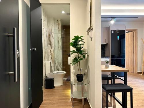 Cette chambre dispose d'une salle de bains avec toilettes et d'une table. dans l'établissement T&T - Luxury apartments, à Athènes