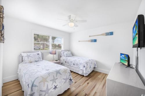 - une chambre avec un lit, un canapé et une télévision dans l'établissement 320 Marco Lake Drive, à Marco Island