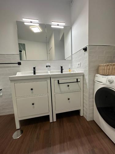 a bathroom with a sink and a washing machine at Casa Pedro - Vallehermoso Centro Casco Antiguo in Vallehermoso