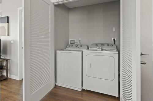 biała pralnia z pralką i suszarką w obiekcie Luxury Apt with High-End Amenities w mieście Stamford