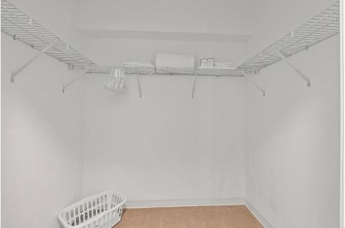 une étagère dans une chambre avec deux paniers blancs dans l'établissement Luxury Apt with High-End Amenities, à Stamford