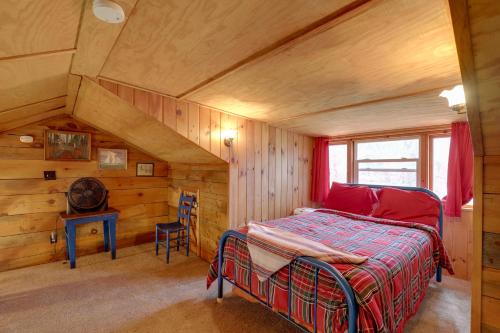sypialnia z łóżkiem w drewnianym domku w obiekcie Hot Springs Getaway with Hot Tub and River Access! w mieście Hot Springs