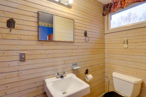 W łazience znajduje się umywalka, toaleta i lustro. w obiekcie Hot Springs Getaway with Hot Tub and River Access! w mieście Hot Springs