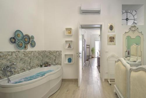 łazienka z dużą wanną w pokoju w obiekcie Casa Caterina w mieście Noto