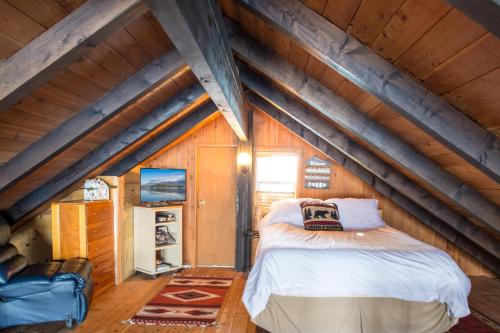 ein Schlafzimmer mit einem Bett im Dachgeschoss in der Unterkunft Deer Island in Bigfork