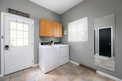 Elegant House 2 min from BSU/Hospital/Downtownにあるキッチンまたは簡易キッチン