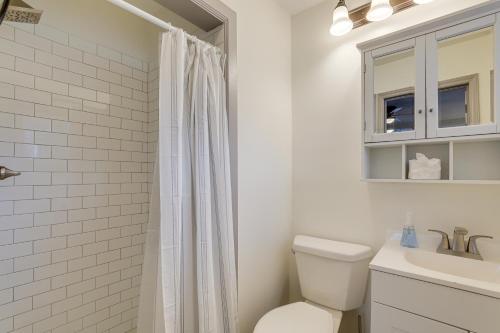 Baño blanco con aseo y lavamanos en Stylish Decatur Home 10 Mi to Downtown Atlanta!, en Decatur