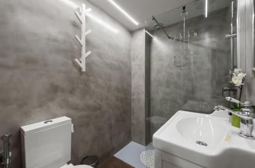 a bathroom with a sink and a toilet and a shower at La Casita de la Reina in Valencia