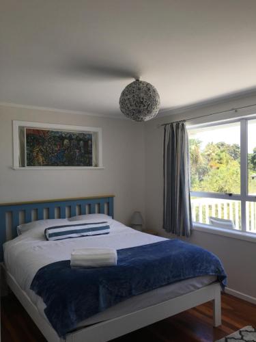 una camera con un letto e una grande finestra di Costal Canvas opononi a Opononi