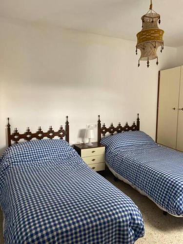 two beds sitting next to each other in a bedroom at El Escondite del Tiétar in Lanzahita