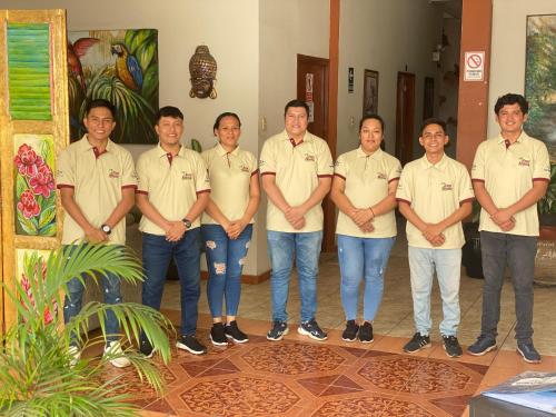 Un gruppo di uomini in camicia che posano per una foto di Residencial Brest Amazon Tarapoto a Tarapoto