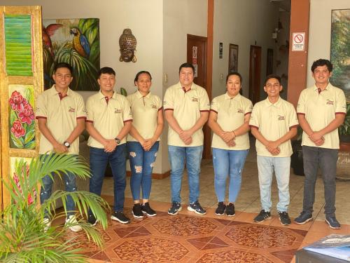 een groep mannen in shirts die poseren voor een foto bij Residencial Brest Amazon Tarapoto in Tarapoto