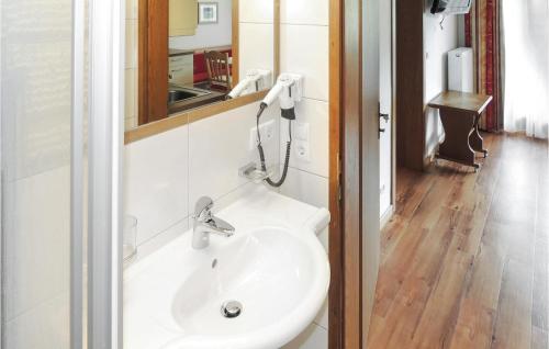 bagno con lavandino bianco e specchio di Awesome Apartment In Flachau With 2 Bedrooms And Internet a Flachau