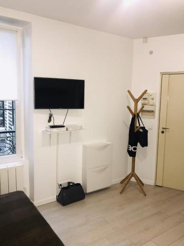 un salon avec une télévision à écran plat sur un mur dans l'établissement Studio 17 - Cosy & Modern, à Paris