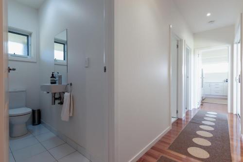Un baño de On The Beach & Golf Course Minutes from MTB Trails