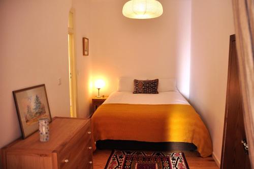 リスボンにあるLapa Chic Apartment by be@homeの小さなベッドルーム(ベッド1台、ランプ付)