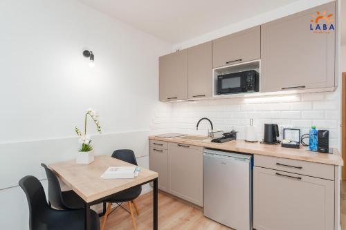 Kuchyň nebo kuchyňský kout v ubytování LABA Kołobrzeg Apartamenty Kasprowicza 20AB