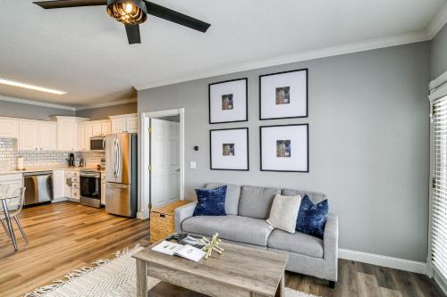 Kuchyň nebo kuchyňský kout v ubytování Pet-Friendly Waukee Condo 14 Mi to Des Moines!