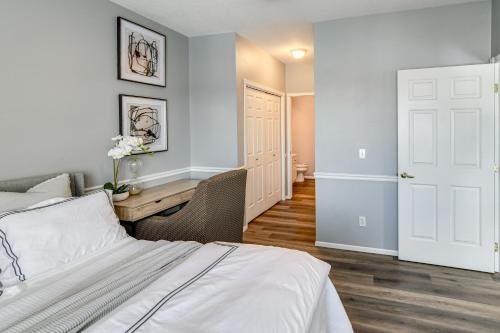 Postel nebo postele na pokoji v ubytování Pet-Friendly Waukee Condo 14 Mi to Des Moines!