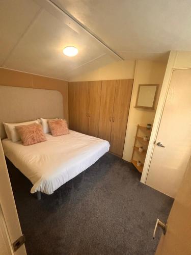 Tempat tidur dalam kamar di 24 heron caravan