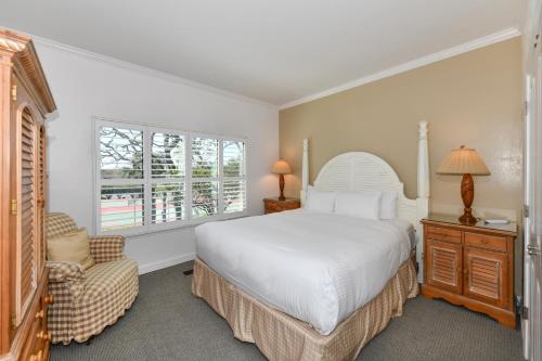 1 dormitorio con 1 cama, 1 silla y 1 ventana en Charming 2 bd Condo at Silverado, en Napa