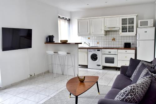 un salon avec un canapé et une table dans l'établissement Bel appartement au cœur de Nice (2 chambres), à Nice