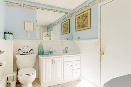 uma casa de banho com um WC e um lavatório em Private Heated Pool - Sparkling Oasis Near Newport & Navy, 4bd 3ba em Middletown