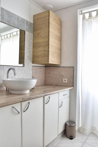 une salle de bain avec un lavabo et un miroir dans l'établissement Bel appartement au cœur de Nice (2 chambres), à Nice