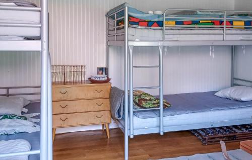 Poschodová posteľ alebo postele v izbe v ubytovaní Stunning Home In Kisa With 2 Bedrooms