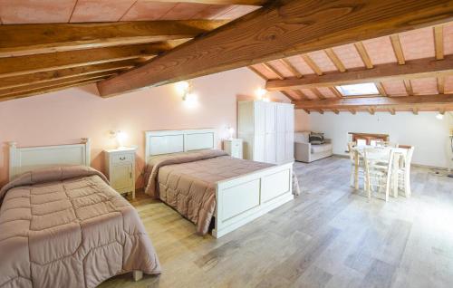 um quarto com 2 camas, uma mesa e cadeiras em Amazing Home In Pian Del Ponte With Wi-fi em Serravalle