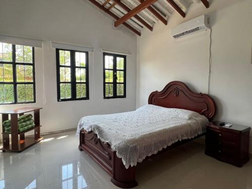 1 dormitorio con 1 cama en una habitación con ventanas en Moderna cabaña en Viterbo con Aire AC y Piscina en Viterbo