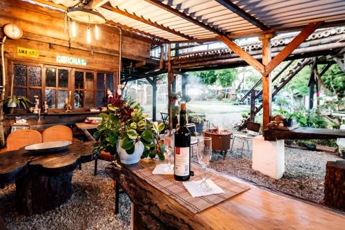 Habitación con mesa y 2 botellas de vino en Pachamama, en Salento